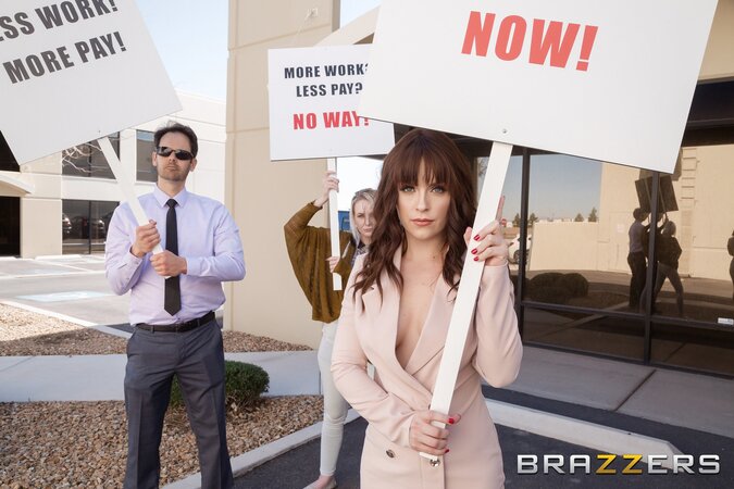 Her lover kissed her passionately  before ramming her twat