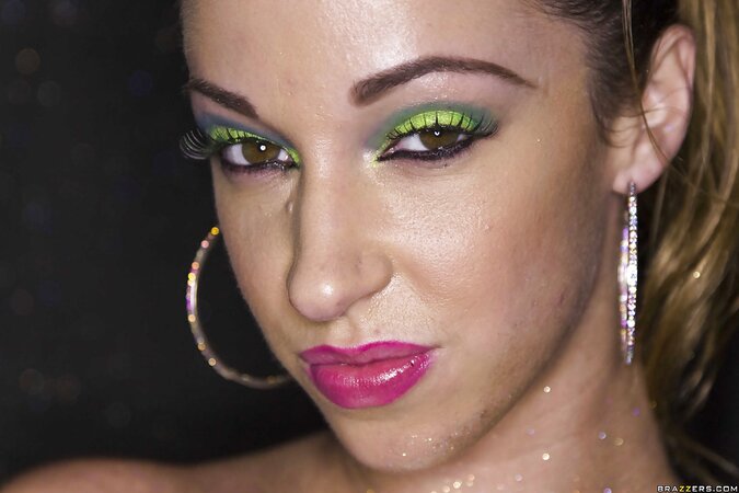 Jada Stevens showing her all timer booty up close and personal