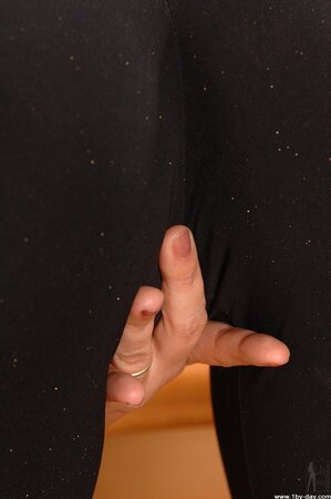 Simony Diamond looks sensational while playing with herself