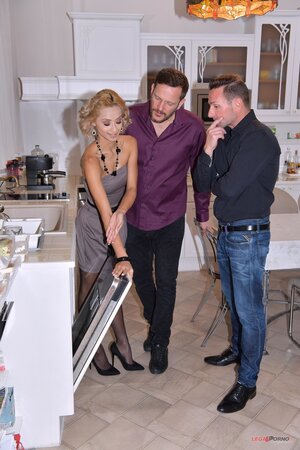 Veronica Leal spreads her stunning legs and gets double fucked