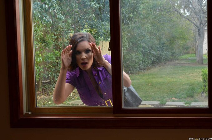 Her body is great and she is Diamond Foxxx so she figures it out