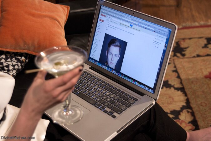 He gives in to the sex advances of this older domme hottie