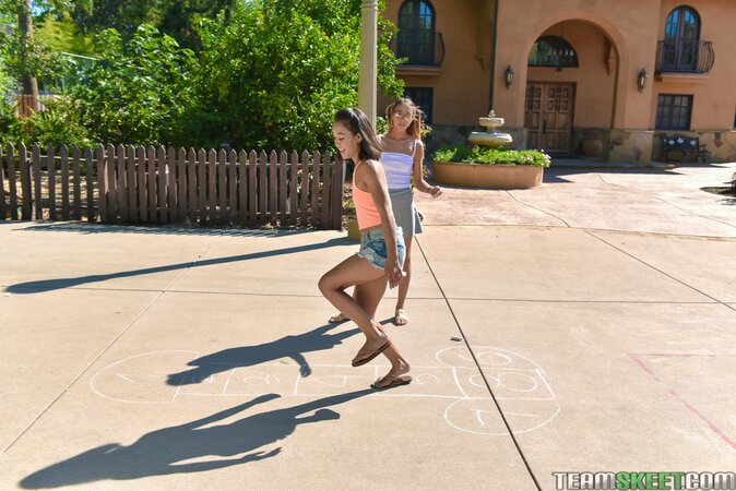 Both girls want to get coated in fresh semen no doubt about it