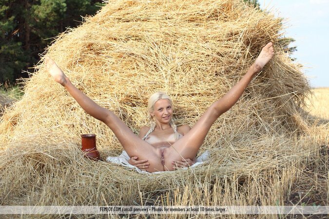 Those abs are ripped and defined and she looks HAWT as fuck