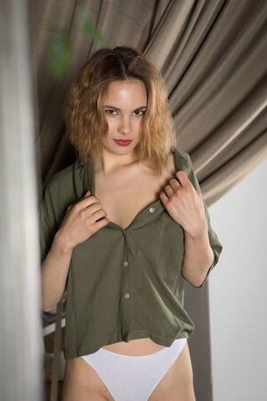 Nude booty babe showing off and being a true teaser today