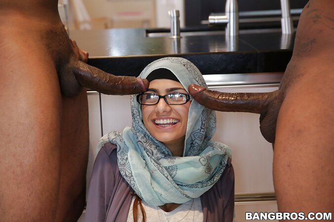 Big boobs Arab girl shows incredible professionalism with two BBC