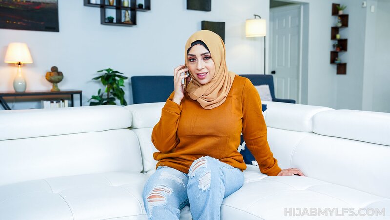 Hijab hottie has a perfect body and we get to see her fuck