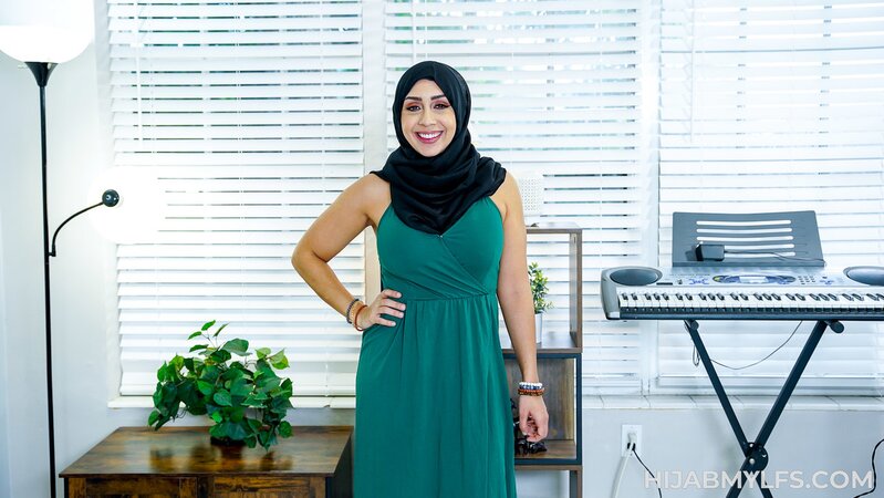 Hijab hottie has a perfect body and we get to see her fuck