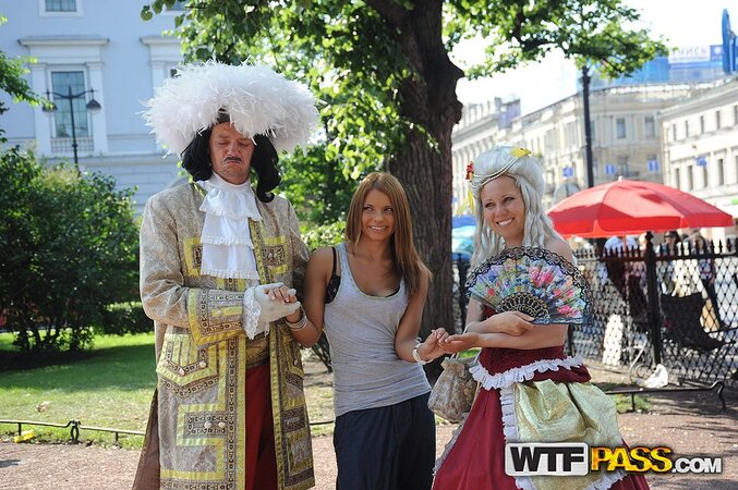 Russian super hottie is in rush to get her pussy off in public