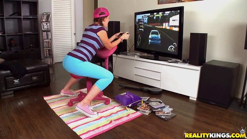 Lizzie Tucker lets him eat her ass and pussy while playing