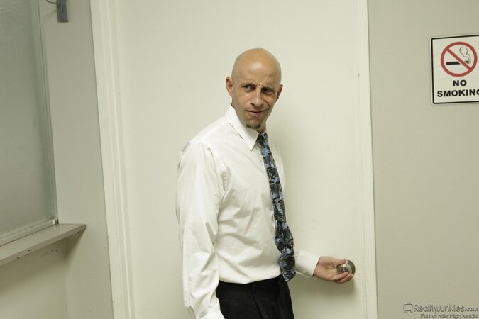 After some time of fucking in this position, she shifts gears