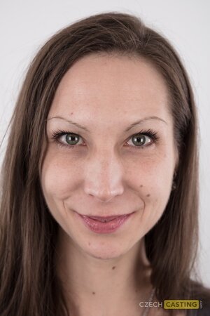 Veronica Carso has thin eyebrows and a thicc ass for contrast