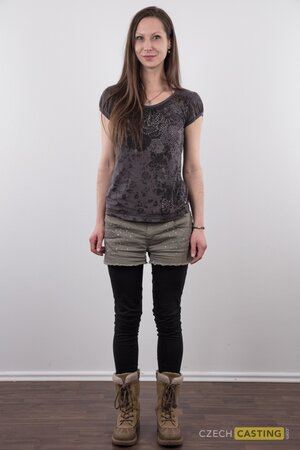 Veronica Carso has thin eyebrows and a thicc ass for contrast