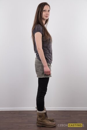 Veronica Carso has thin eyebrows and a thicc ass for contrast