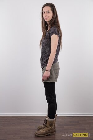 Veronica Carso has thin eyebrows and a thicc ass for contrast