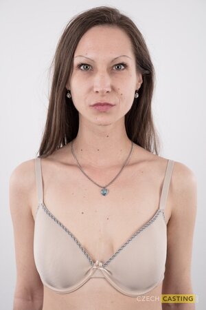 Veronica Carso has thin eyebrows and a thicc ass for contrast