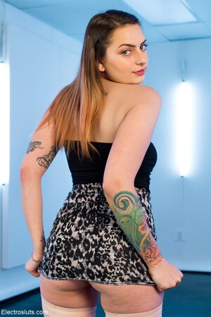 Lezdom super star sets up a steamy, sweaty meeting in HQ