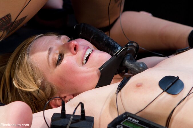 Lezdom queen's outstanding performance makes this so much hotter