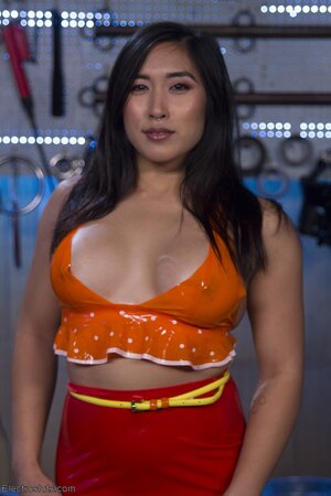 You can tell that Mona Wales will be penetrating her pussy