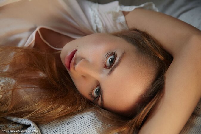 Solo babe shows off in a state of pure sexual bliss today