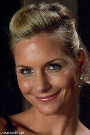 Phoenix Marie exposes her legendary ass prior to fucking