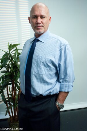 Simone Sonay and Francesca Le undress in the office to tease