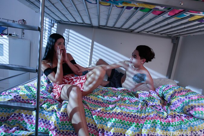 He positioned Violet Rain in a way that makes her so wet