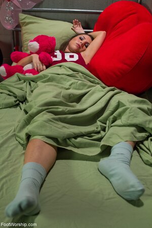 Drinking momma shows off her tasty toes to stepdaughter