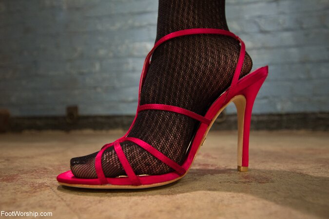 Tight lady showing off her feet in a taboo gallery right here