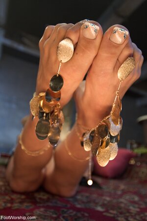 Blonde shows her wrinkly toes and looks brilliant on closeups