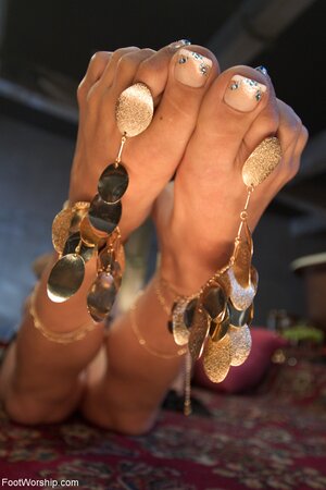 Blonde shows her wrinkly toes and looks brilliant on closeups