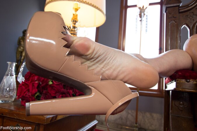 Teasing MILF showing off her perfect feet in a kinky gallery