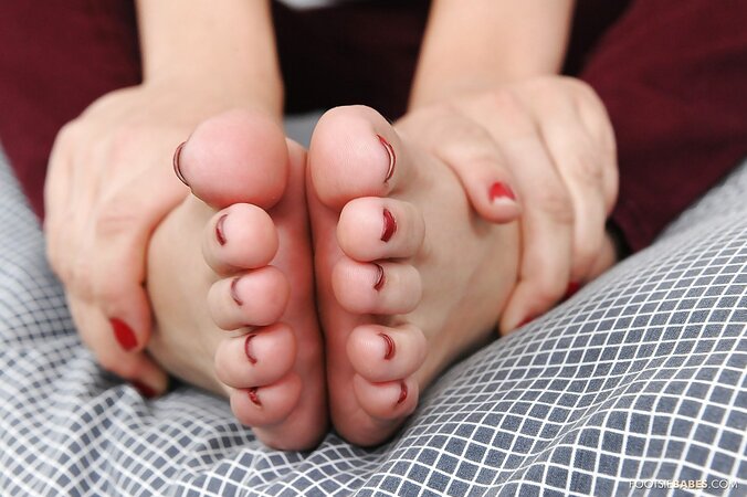 Lexi Belle has cheesy looking toes that you want to worship