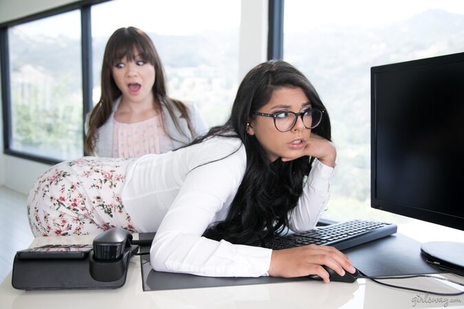 Two hot ladies are enjoying queer fucking at the office