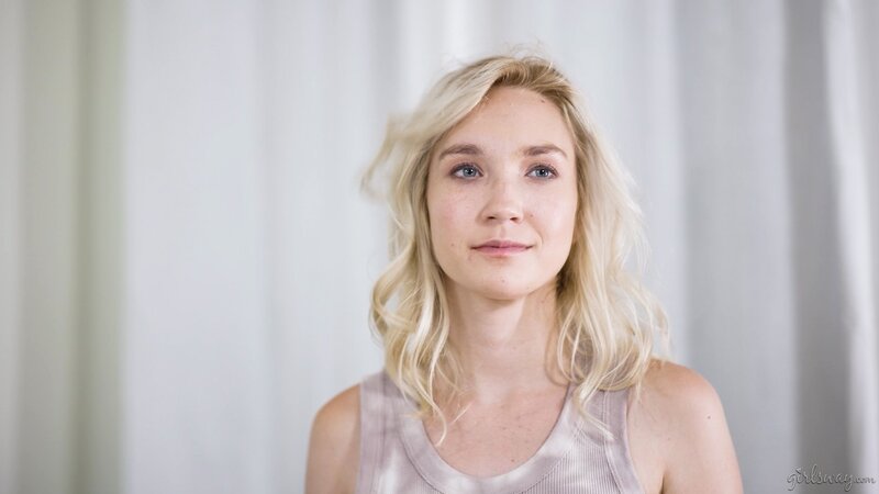 Daya Knight and the blonde girl are fucking sneakily today