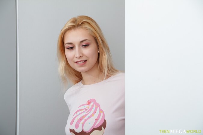 Beautiful blonde Iris Kiss Kiss treats Oliver Trunk to anal