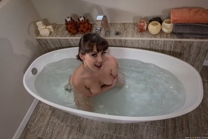 Matures lesbian Jenna Sativa washing her amazing curves in bathtub