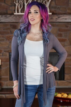 Jelena Jensen spreads her legs and fingers her wet pussy