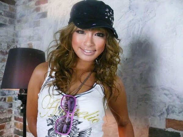 Rumika takes a cumshot in her mouth during a threesome