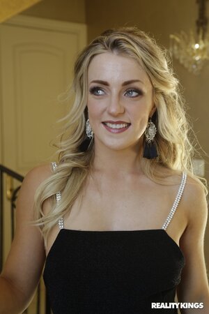 Kaylani Lei and Kate England's pussies and mouths fucked hard in a threesome