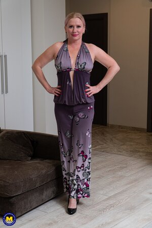 Vikky Shy gets naked and fingering her muff