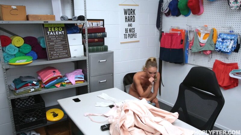 Emma Hix fucks Mike Mancini and takes a facial