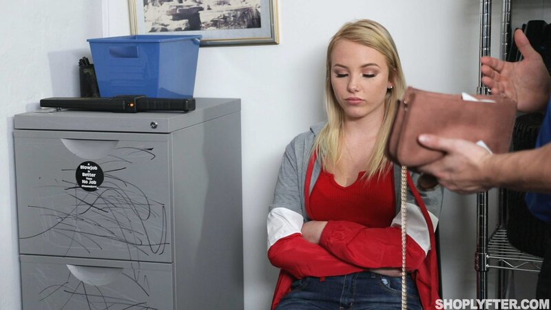 Peter Green pounds Dixie Lynn curvy body