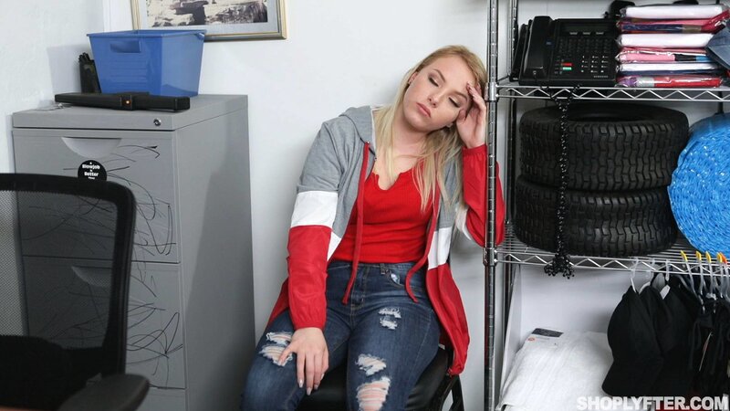 Peter Green pounds Dixie Lynn curvy body