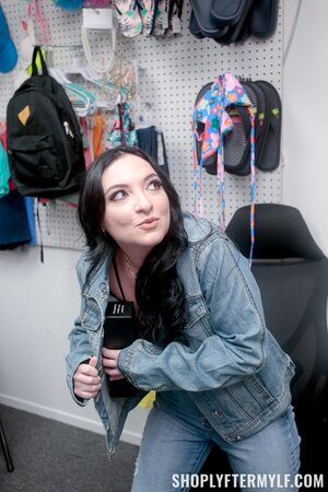 Jamie Michelle and Leia Rae get banged by Mike Mancini