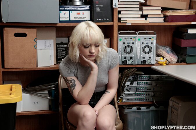 Naomi Nash teases Jack Vegas with a hot handjob