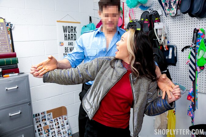 Oriental teen Asia Lee blows Giovanni Francesco cock