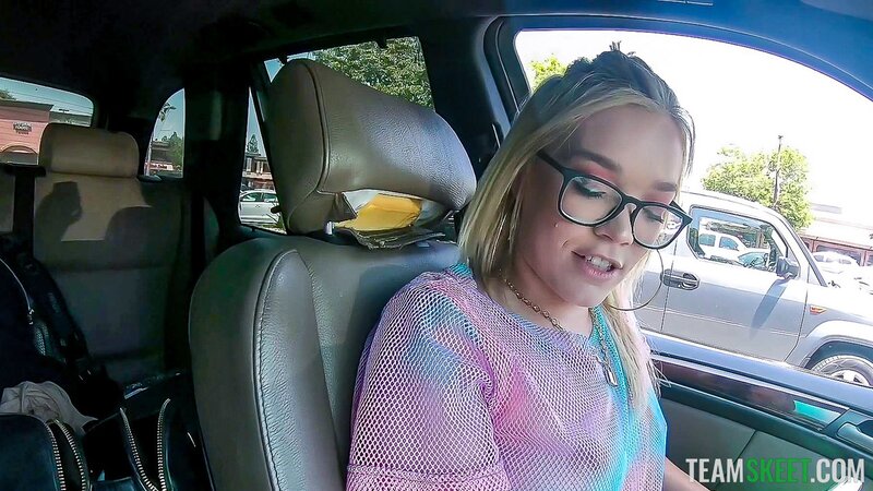 Katie Kush enjoys Zac Wild's big dick while doing splits