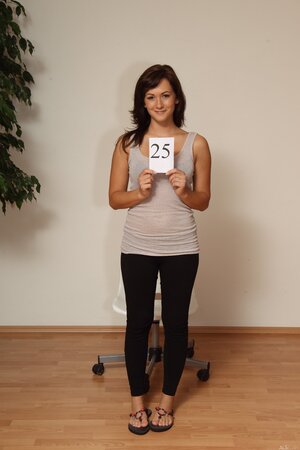 Tess Lyndon poses naked in a sexy amateur scene