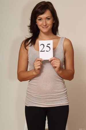 Tess Lyndon poses naked in a sexy amateur scene